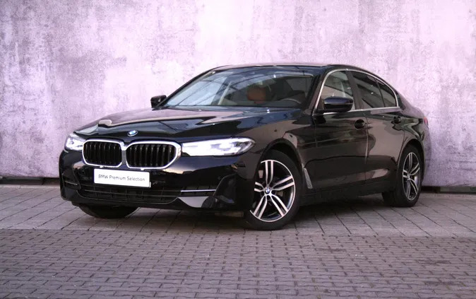 samochody osobowe BMW Seria 5 cena 149901 przebieg: 76900, rok produkcji 2021 z Pieniężno